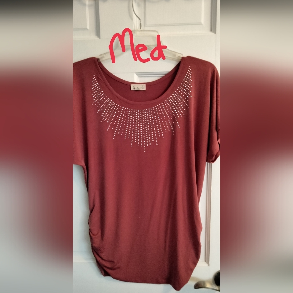 Emi And Joe Rhinestone Embellished Short Sleeve Top - Maroon